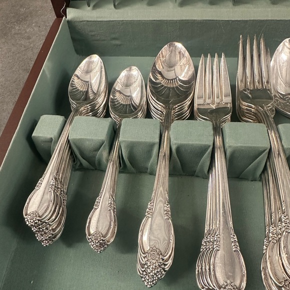 57 Piece Cutlery Old World Very Vintage 1847 Rogers Bros. Remembrance Collection - Picture 3 of 12
